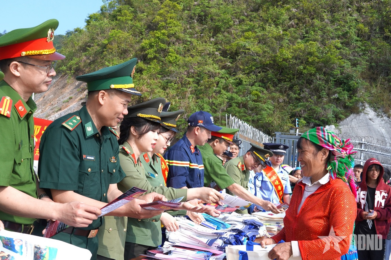 Phối hợp tuyên truyền pháp luật song ngữ Việt - Trung cho cư dân biên giới